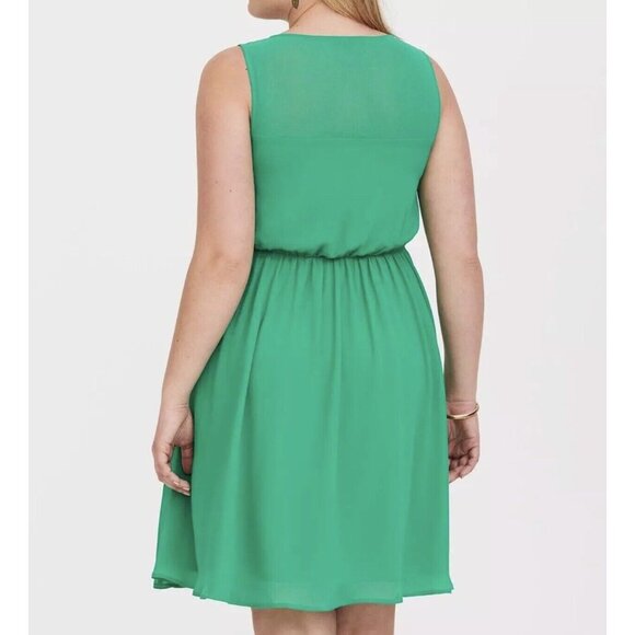Torrid Women's Green V-Neck Sleeveless‎ Chiffon Smock Front Skater Dress Size 2 - Picture 3 of 11